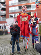 En in het centrum lopen vreemde figuren rond